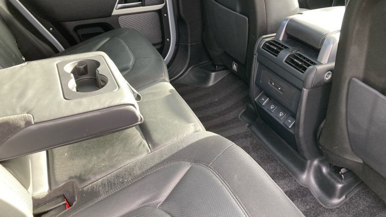 Land Rover Defender 3.0 D300 X-Dynamic HSE 110 5dr Auto Diesel Estate